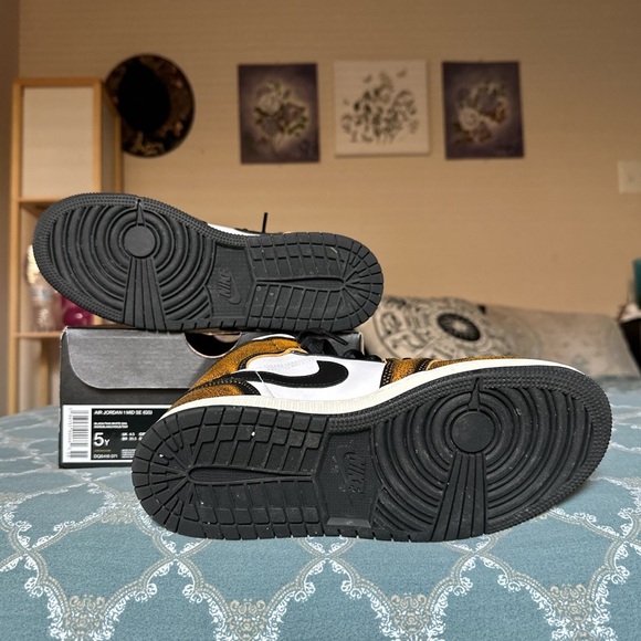 Nike Air Jordan 1 mid “wear away” Y SIZE 5 FITS FOR TRUE TO SIZE WOMEN SIZE 6.5! - Picture 6 of 6